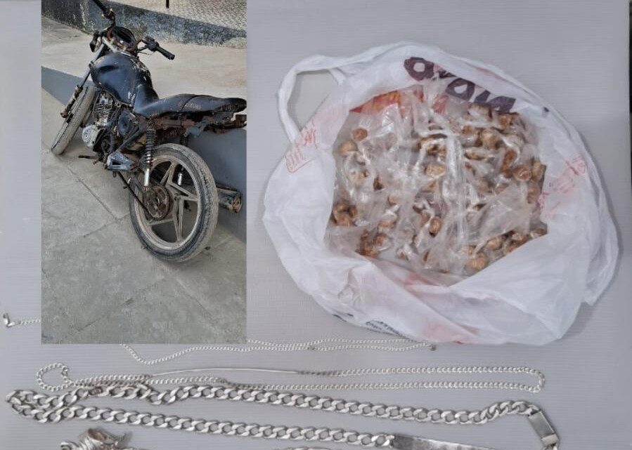PM prende dois homens com drogas e moto adulterada