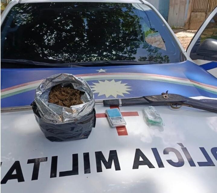 PM apreende arma de fogo, drogas e balança de precisão