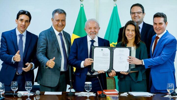 Governadora Raquel Lyra assina acordo com presidente Lula para viabilizar reestruturação do Metrô do Recife com garantia de investimento federal de R$ 4 bilhões