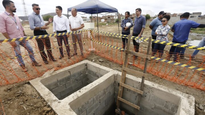 Presidente da Compesa vistoria obras da Adutora do Agreste em Santa Cruz do Capibaribe e acompanha início dos testes do trecho para Toritama