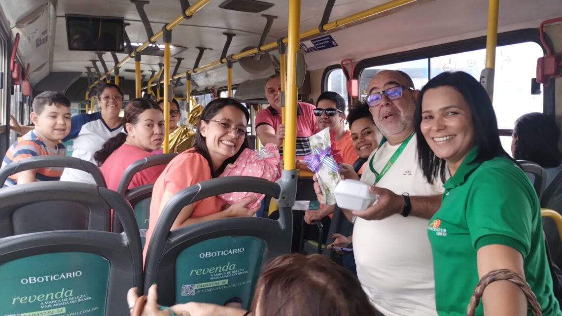 Passageiros realizam amigo-secreto dentro de ônibus em Caruaru, levando mensagem de amizade e fortalecimento de vínculos