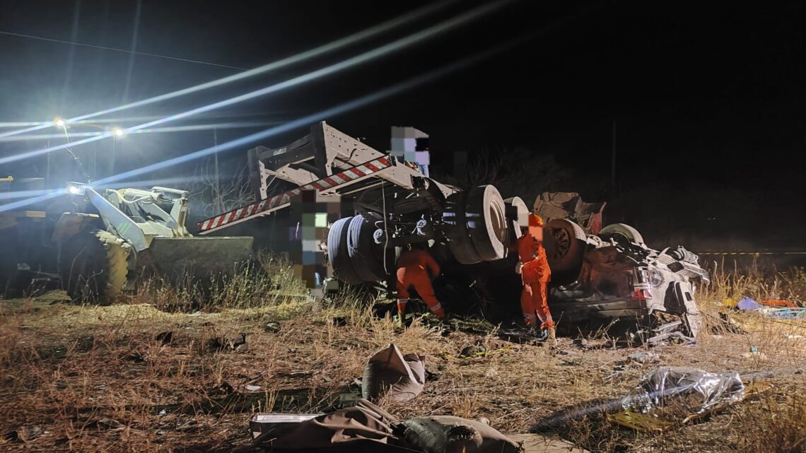 Casal morre e filha fica ferida em colisão entre caminhonete e carreta