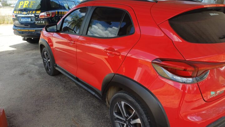 PRF detém procurado por receptação com carro roubado
