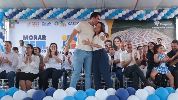 Ao lado da governadora Raquel Lyra, Rodrigo Pinheiro celebra a entrega de 500 moradias populares em Caruaru
