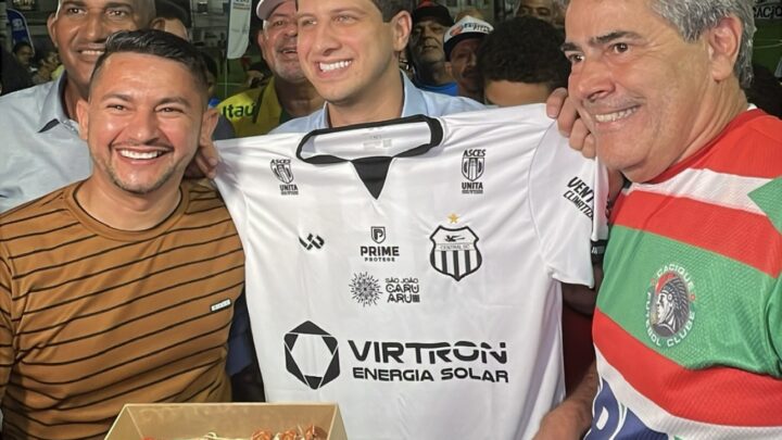 Léo Torres entrega camisa do Central a João Campos durante agenda no Recife