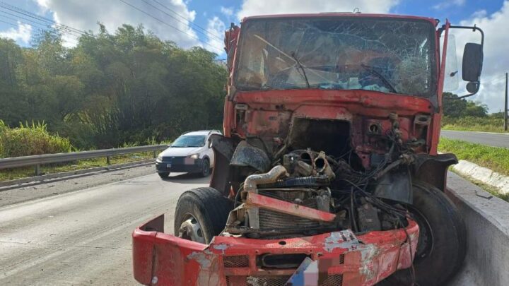 Colisão envolvendo caminhões deixa um ferido