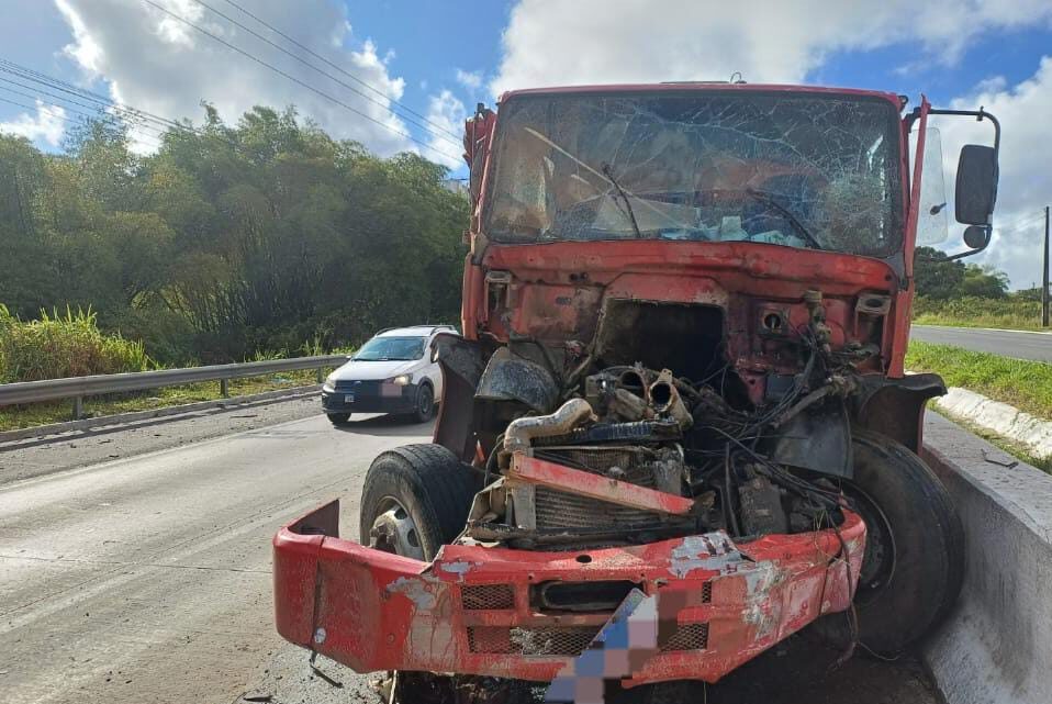 Colisão envolvendo caminhões deixa um ferido