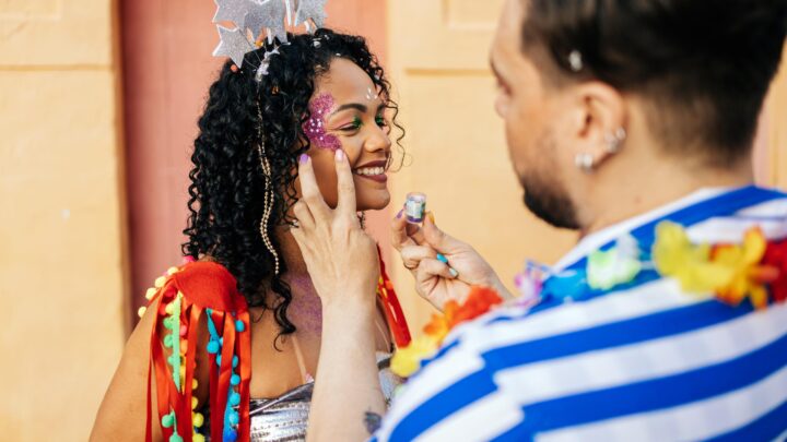 Maquiagem e pomadas capilares exigem cuidados para proteger a saúde dos olhos no Carnaval