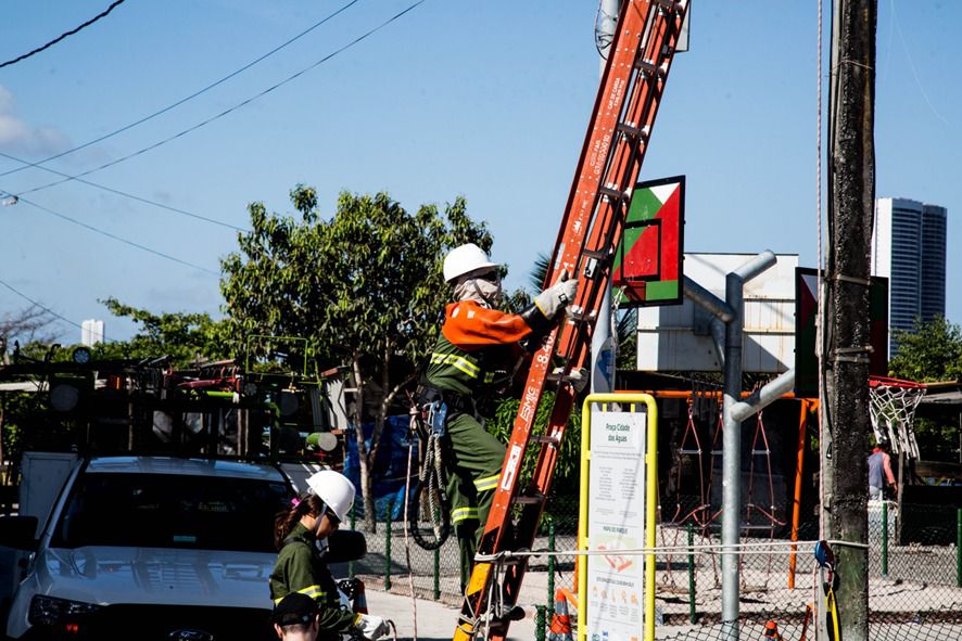 Neoenergia Pernambuco investe R$ 800 mil em melhorias na rede elétrica de Santa Cruz do Capibaribe e região