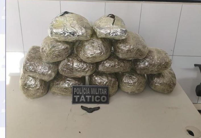 PM apreende cerca de 13 kg de maconha e conduz suspeito em Caruaru