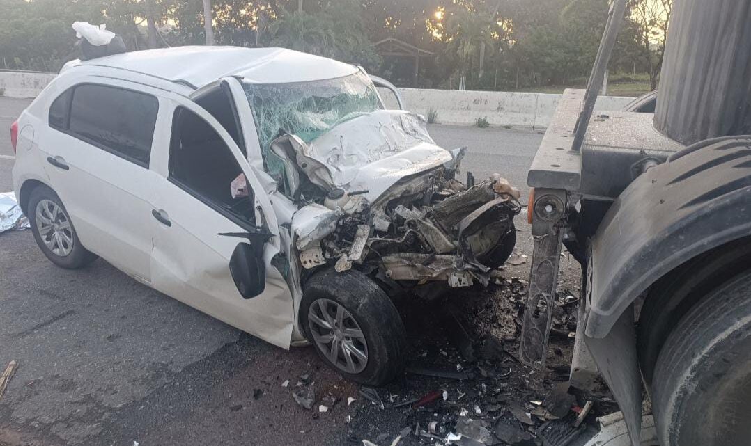 Motorista morre, após sair da pista e atingir semirreboque, que estava parado no acostamento