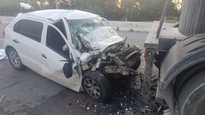 Motorista morre, após sair da pista e atingir semirreboque, que estava parado no acostamento