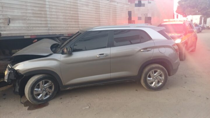 Motorista de carro roubado tenta fugir da PRF, atinge caminhão e é detido