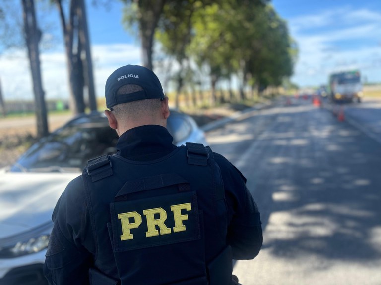 PRF flagra caminhão com longarina partida e diversas irregularidades