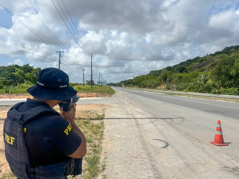 PRF flagra motorista de carro de luxo a 184Km/h