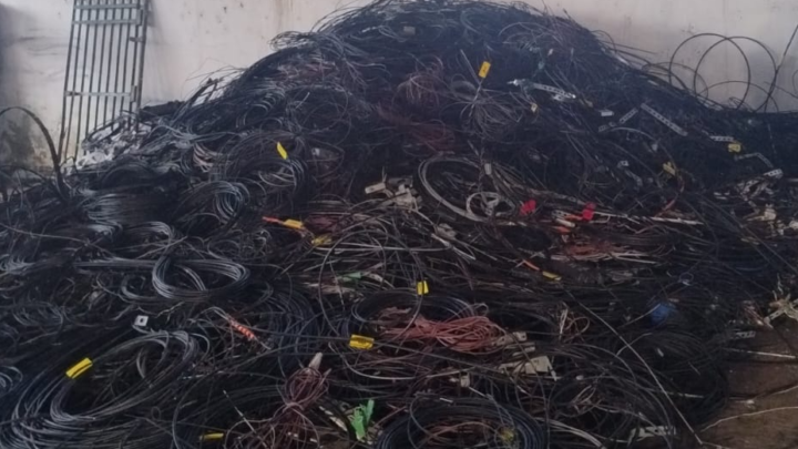 Neoenergia retira mais de 340 kg de equipamentos irregulares de internet dos postes, por dia, em 2025