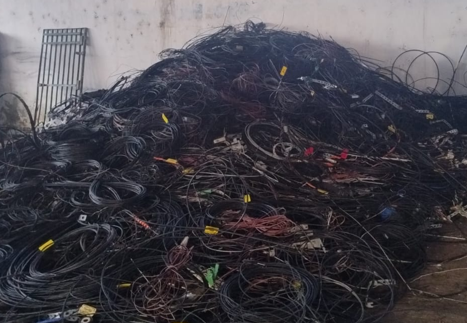 Neoenergia retira mais de 340 kg de equipamentos irregulares de internet dos postes, por dia, em 2025