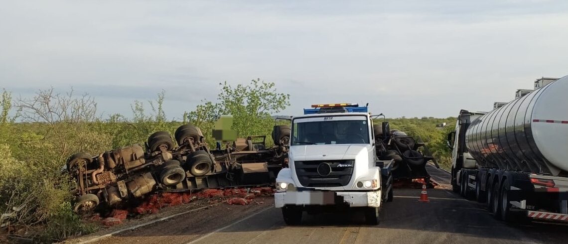 Motorista morre, após colisão frontal entre carro e caminhão