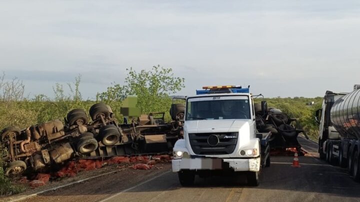Motorista morre, após colisão frontal entre carro e caminhão