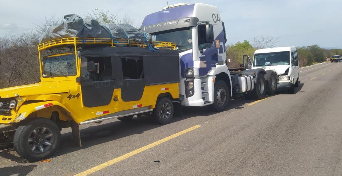 Engavetamento entre três veículos deixa 7 pessoas feridas na BR-232