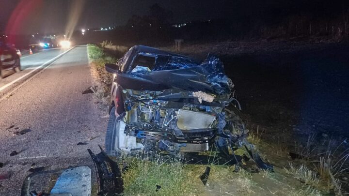 Motoristas morrem e passageiros ficam feridos após colisão frontal