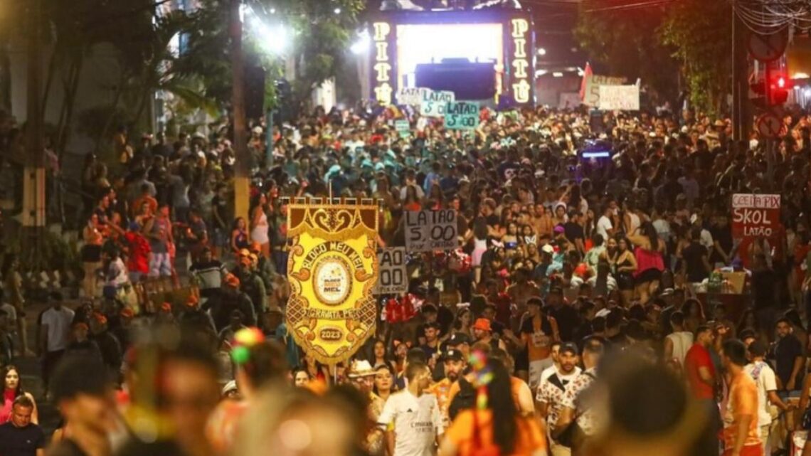 Bloco Meu Mel toma conta do Centro de Gravatá com Geraldinho Lins e André Marreta puxando trios na quarta-feira da Semana Pré