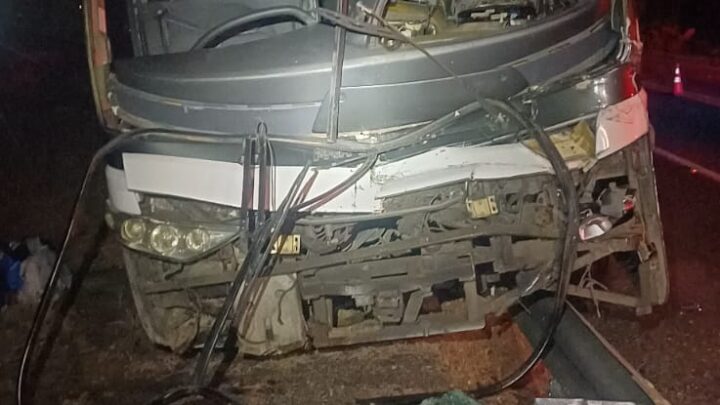 Ônibus bate na traseira de caminhão que estava no pare e siga