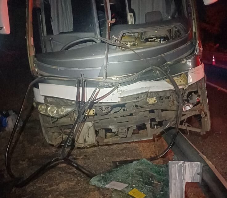 Ônibus bate na traseira de caminhão que estava no pare e siga