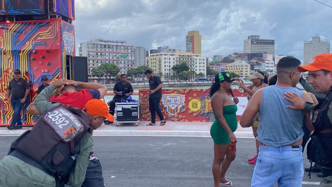 Atuação da PMPE no controle de acesso prende trio armado durante a Operação Carnaval 2026