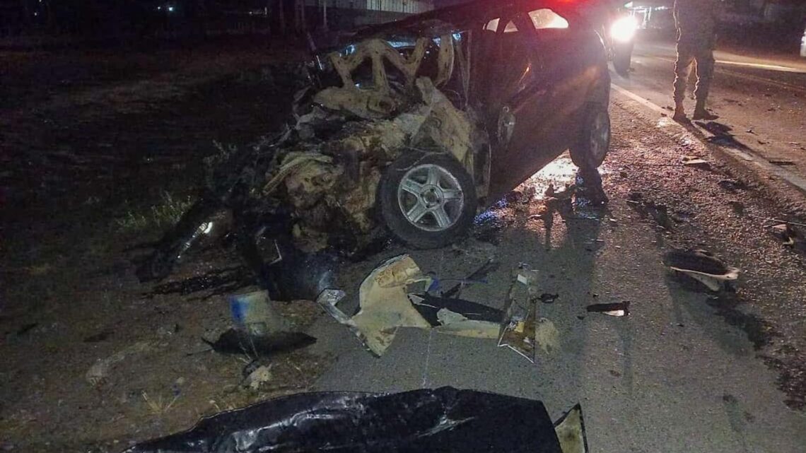 Motorista morre após colisão frontal entre carro e caminhão