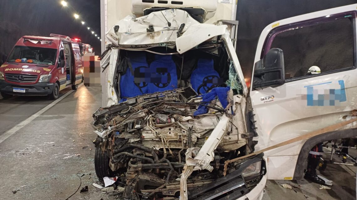 Passageiro fica preso às ferragens, após colisão dentro de túnel