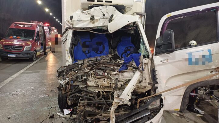 Passageiro fica preso às ferragens, após colisão dentro de túnel