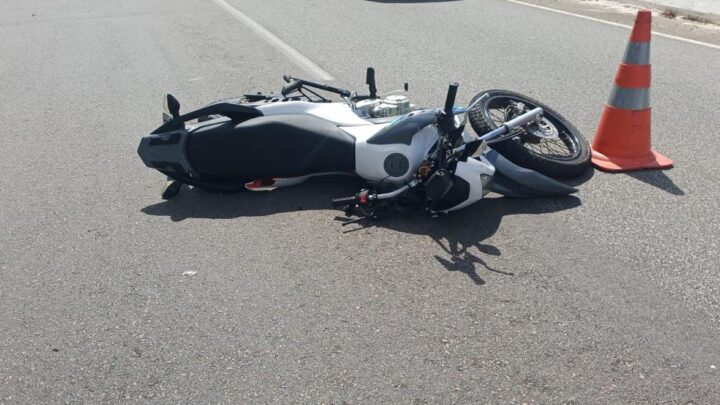 Motociclista morre após colidir na traseira de caminhão