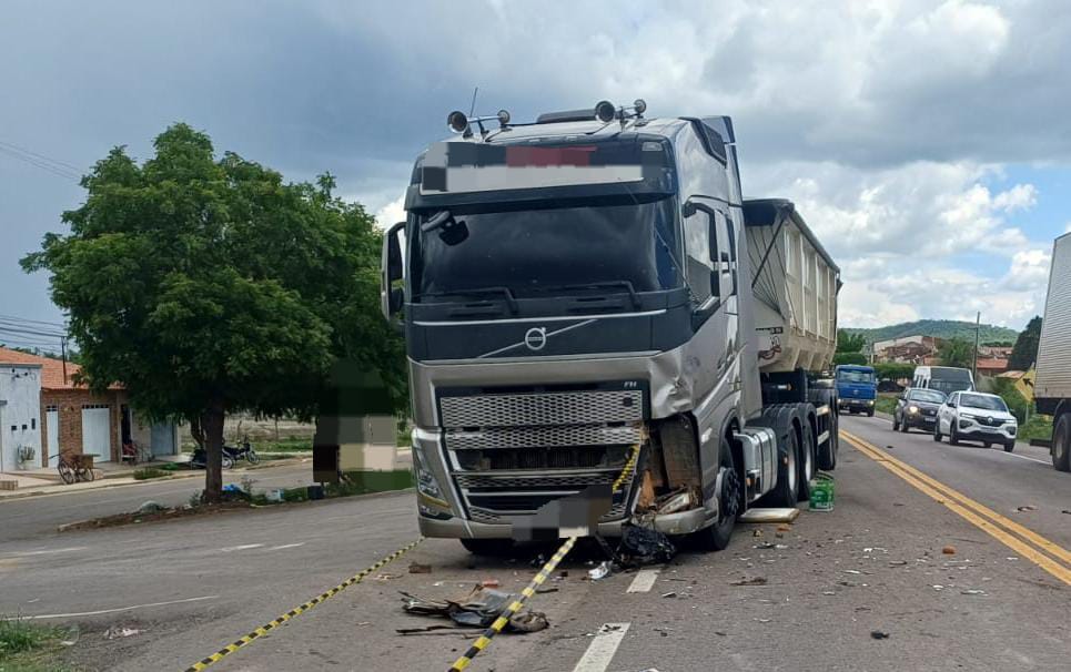 Condutor de moto morre, após colisão frontal em caminhão