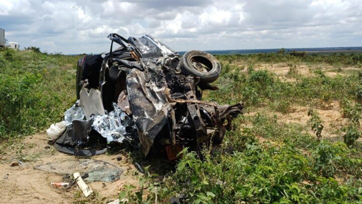 Dois mortos e dois feridos após colisão frontal envolvendo dois carros
