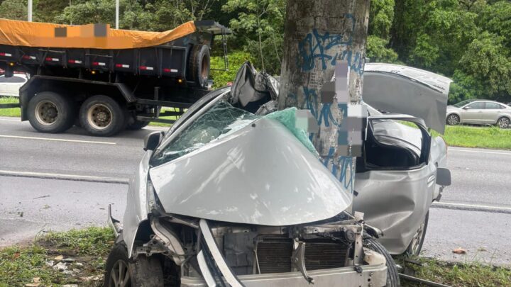 Motorista morre após carro bater em poste