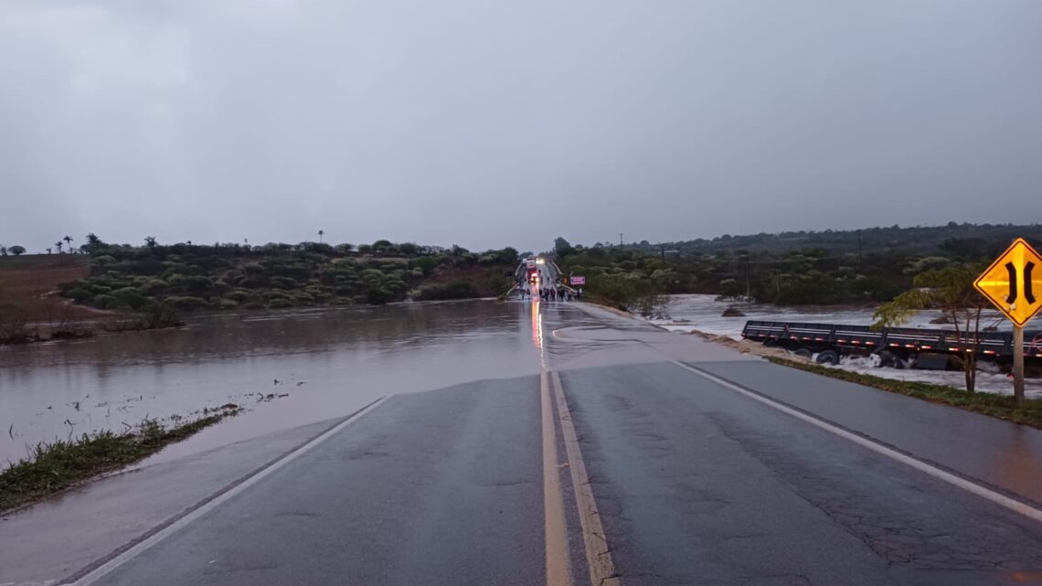 Rio transborda por causa de fortes chuvas e interdita rodovia em Pernambuco