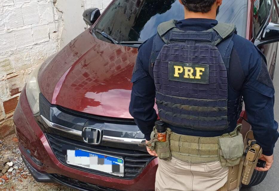 PRF detém suspeito de receptação com carro roubado