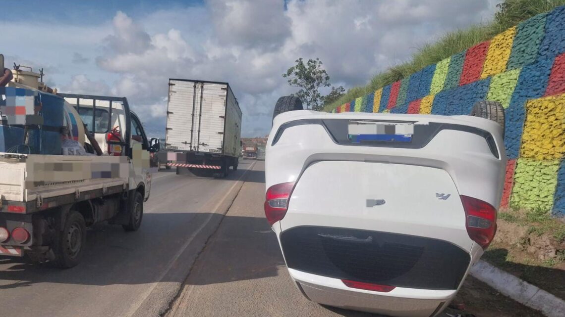 Motorista fica ferida após capotar carro