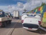 Motorista fica ferida após capotar carro