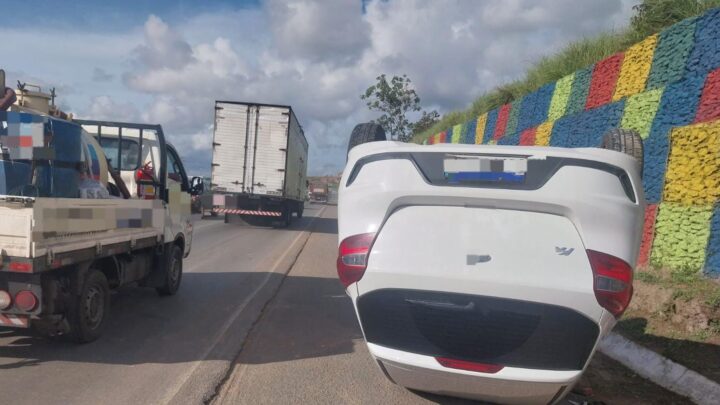 Motorista fica ferida após capotar carro