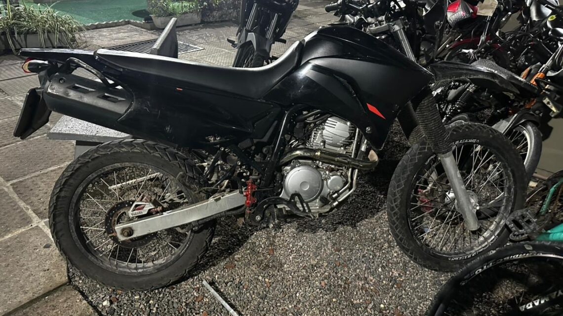 Dupla bate em viatura ao tentar fugir e é detida com arma e moto roubada