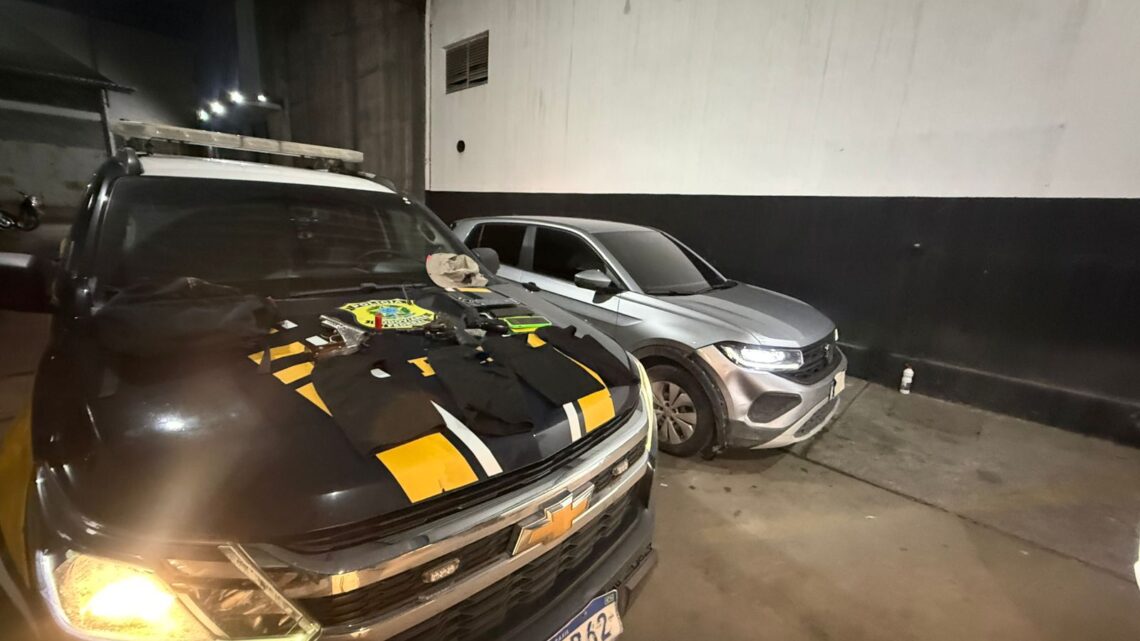 Carro roubado bate em veículos na tentativa de fuga e trio é detido com armas, toucas balaclava e rastreador de GPS