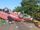 Caminhonete com carga de frutas capota e deixa dois feridos