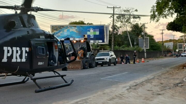 Homem é atropelado por retroescavadeira e resgatado de helicóptero