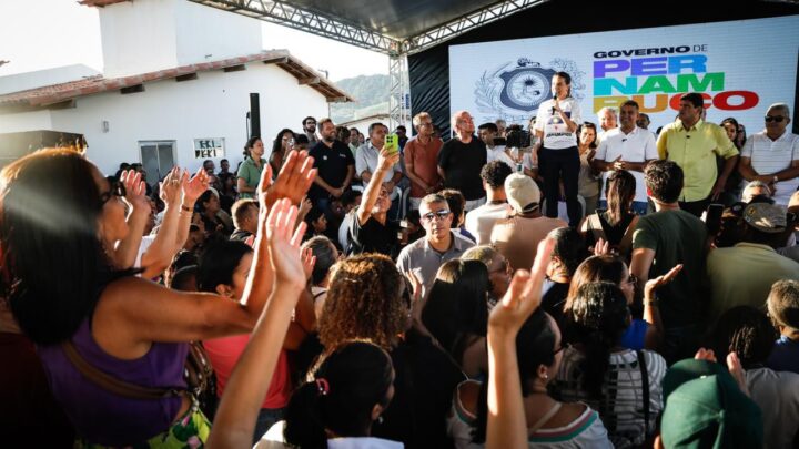 Em Vicência, governadora Raquel Lyra entrega casas pelo Morar Bem PE, novos ônibus escolares e vistoria obra de construção de creche