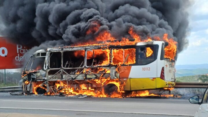 Micro-ônibus fica destruído após pegar fogo