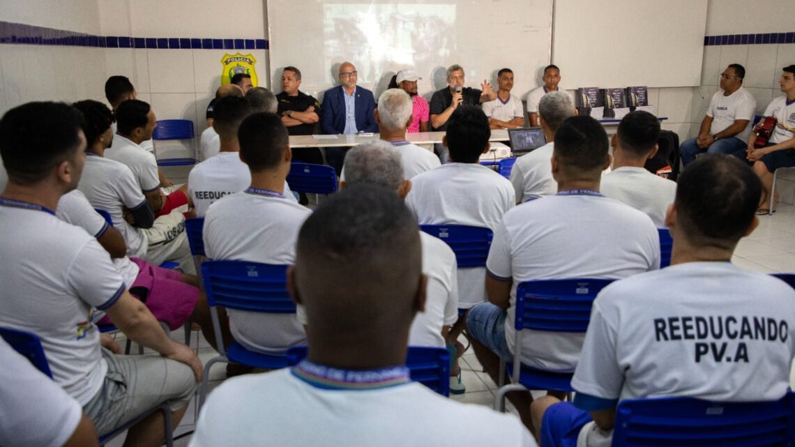 Projeto doa livros e leva  escritores para roda de conversa na Penitenciária de Caruaru