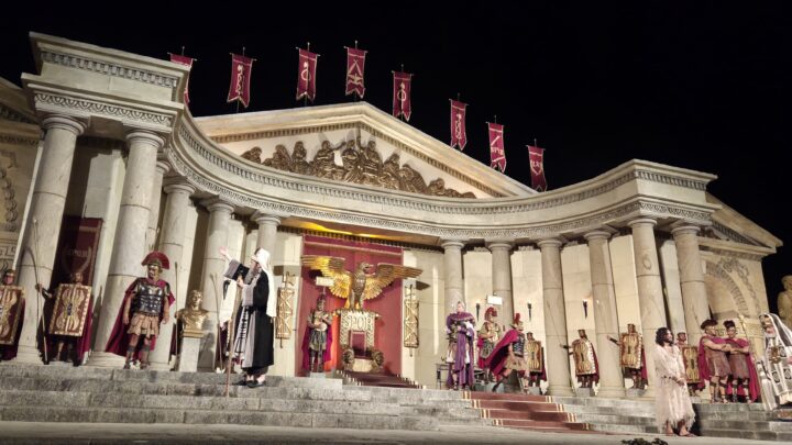 Raquel Lyra prestigia pré-estreia da Paixão de Cristo de Nova Jerusalém em celebração ao centenário de Plínio Pacheco