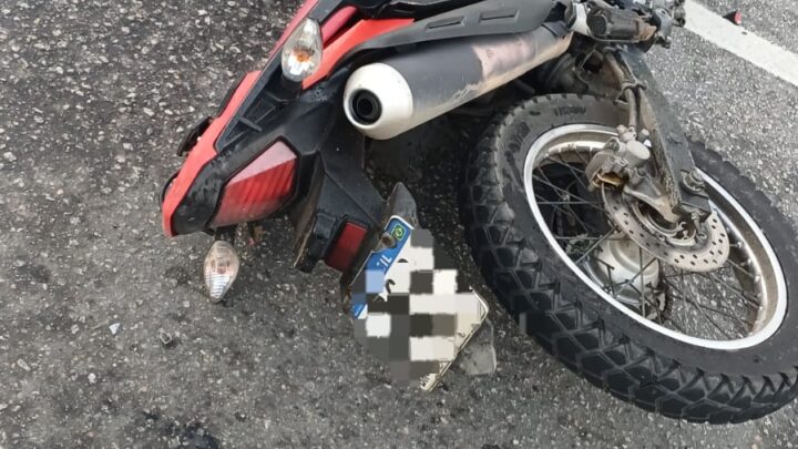 Motociclista morre após colidir com cavalo
